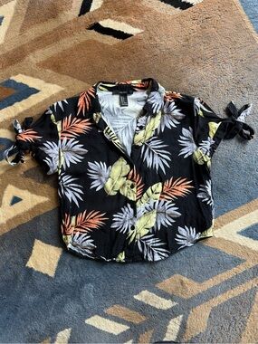 Forever 21 Cropped Black Tropical Short-Sleeve Button Shirt with Tie Details
